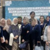 Rinyati Nawawi (tengah menggunakan pakaian kebaya) foto bersama dengan keluarga besar di Gedung DPRD Kabupaten