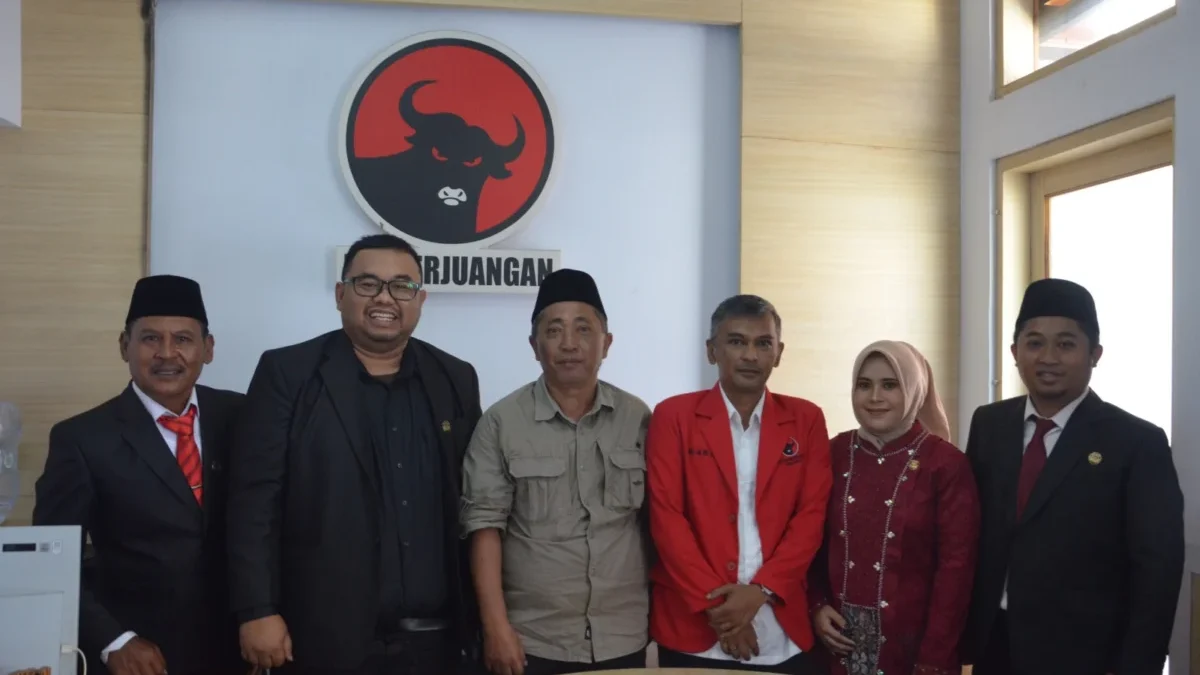 Ghea Afrilia, Anggota DPRD Garut terpilih periode 2024-2029 Fraksi PDI Perjuangan (dua dari kanan) bersama Ang