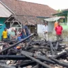 Yudha Puja Turnawan menengok rumah korban kebakaran