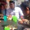 Garut Muda bersama Calon Bupati Garut Helmi Budiman saat menggelar program Rumah Makan Gratis, Jumat 6 Septemb