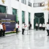 Bey Machmudin saat mengukuhkan Tim Peneliti dan Pengkaji Gelar Daerah (TP2GD) Provinsi Jawa Barat, di Aula Tim