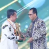 Sekda Jabar Herman Suryatman menerima piagam penghargaan Wahana Tata Nugraha Tahun 2024 di Ballroom JIExpo Kem